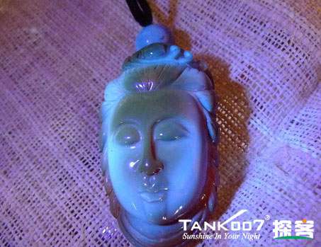 網(wǎng)上用紫光手電鑒定琥珀的帖子這么多，哪個是真假？